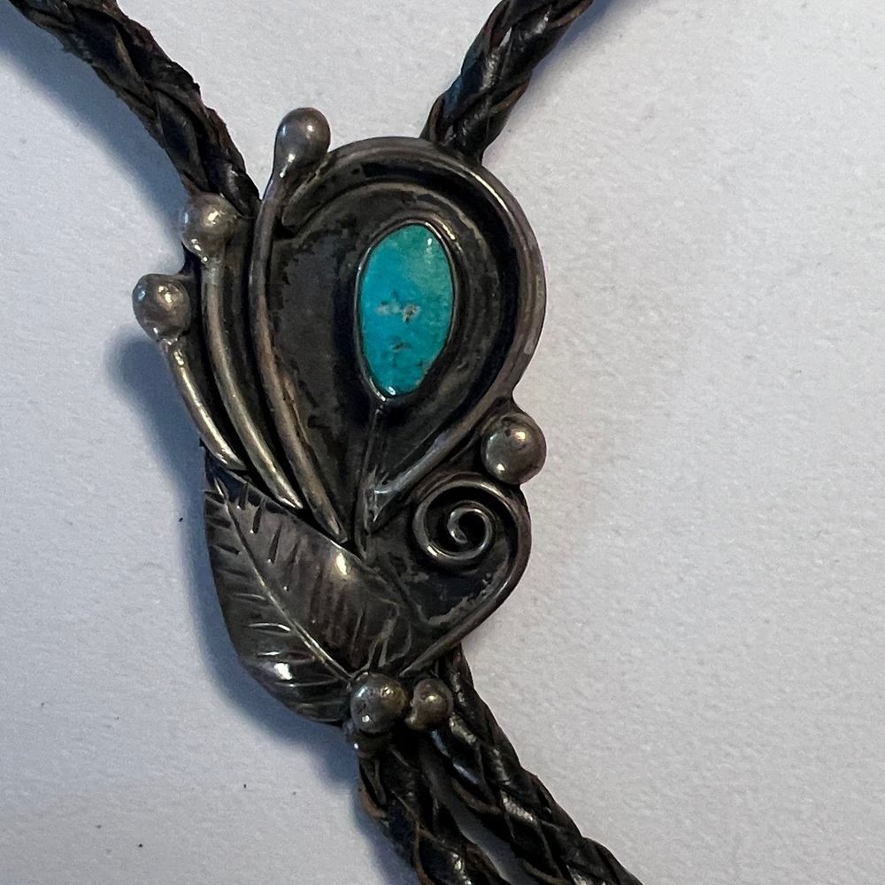 Elegant Turquoise and Silver Bolo Tie - Picture 2 of 4